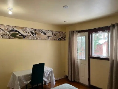 PRIVATE BRIGHT ROOM MAIN FL-50 TO PLAZA STEELES AND BATHURST