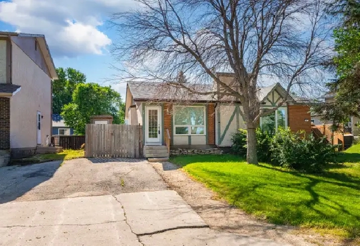 Remodelled cute n cozy 2bdrm bungalow located across Tokarz Park
