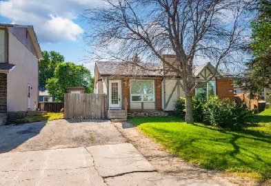 Remodelled cute n cozy 2bdrm bungalow located across Tokarz Park