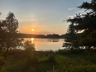 Lakefront 3 bedroom detached w/ self contained basement apt