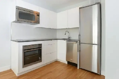 two bedroom , Queen and Bathurst - ID 4744