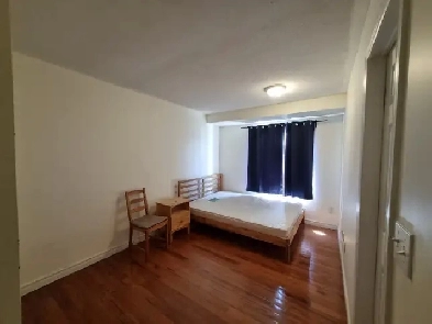 3rd Flr Large Room Private Bath Balcony Parking @York University