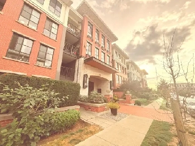 Spacious 2Bed 2Bath 900sqft Apartment in South Surrey