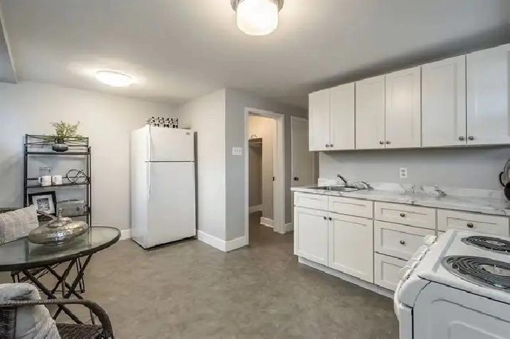Beautiful One Bedroom Located in Fairview for January 1st