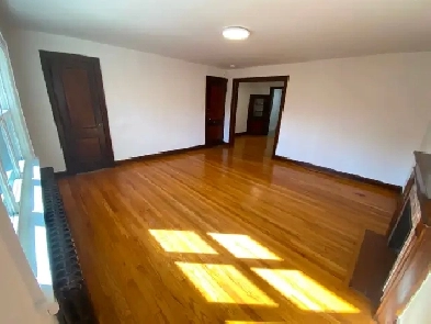 Large 1 Bedroom in Jane Subway Line (Utilities INCLUDED)