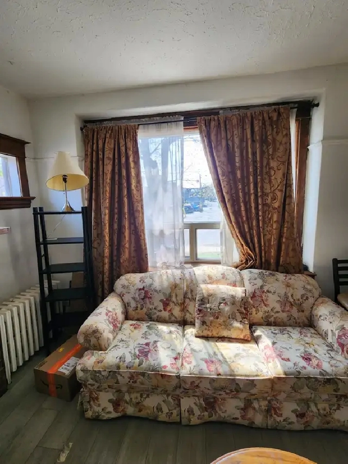 Furnished room, utilities WiFi included Oct 1 Christie-St. Clair