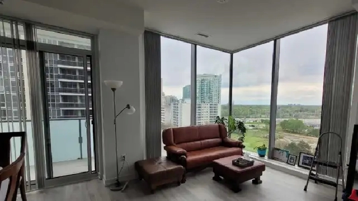 Yonge/Finch bedroom for rent for 1 woman (Nov 1 move in)
