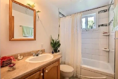 Beau 4½ à louer avec grande cour privée   5 électroménagers