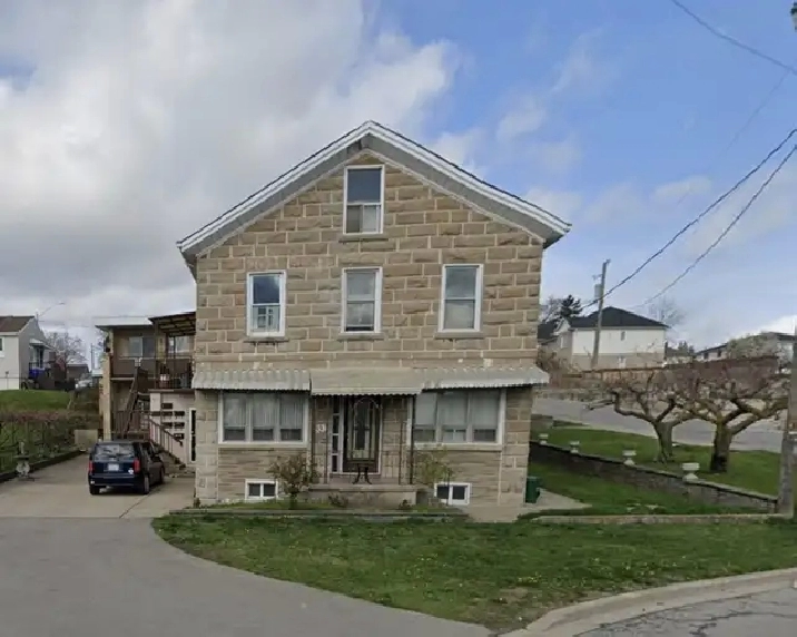 2 BED   1 BATH UNIT IN THOROLD