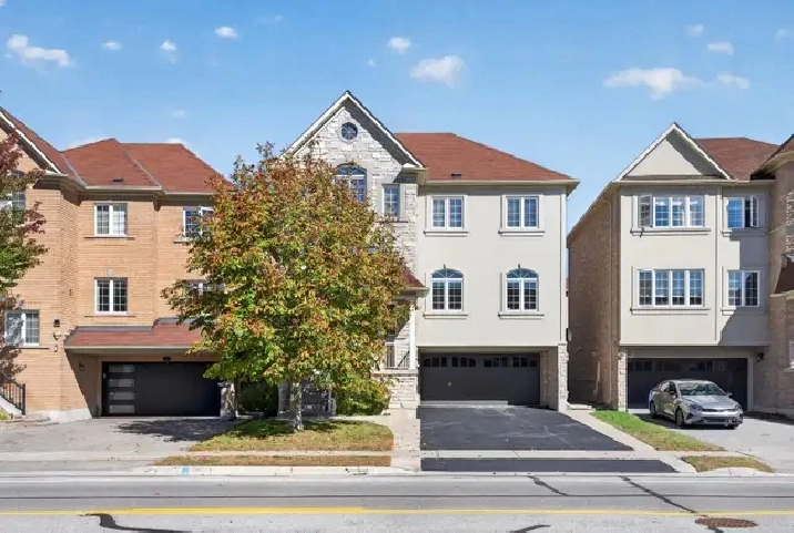 3000  sqft Detached Home in Woodland Hills, Newmarket