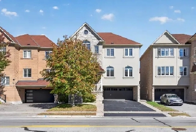 3000  sqft Detached Home in Woodland Hills, Newmarket