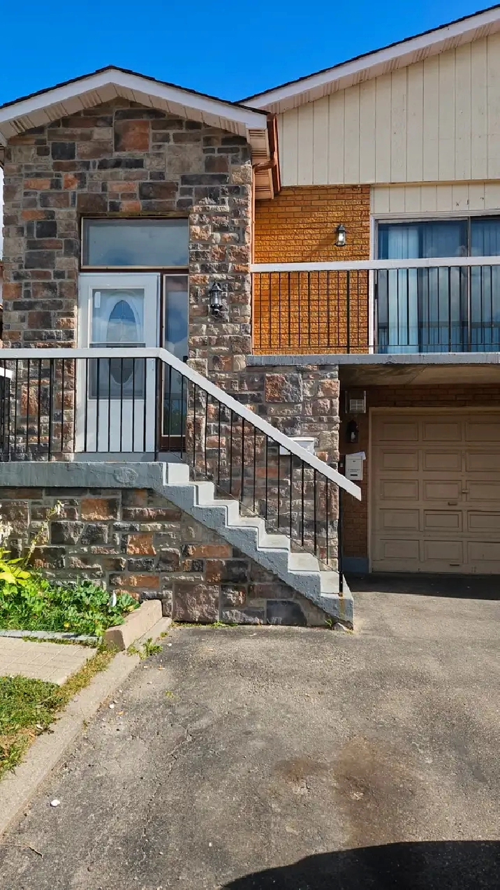 THREE BEDROOM HOME IN BRAMPTON, $2990.00 ALL INCLUSIVE