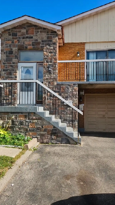 THREE BEDROOM HOME IN BRAMPTON, $2990.00 ALL INCLUSIVE