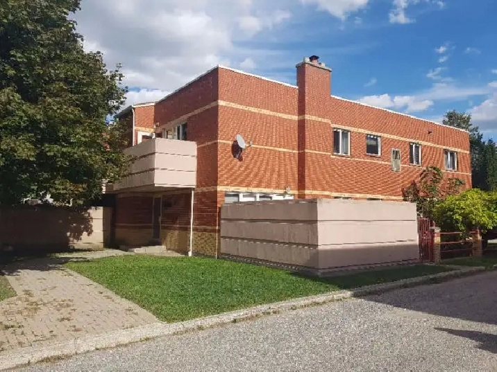 Large Executive 2bdrm 2bath Walkout Condo. $1750/m  Avail Dec 1