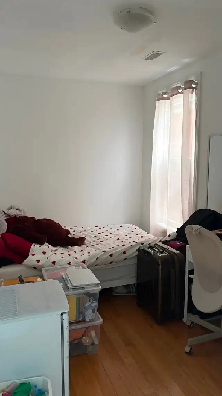 MOVE IN ASAP! Room in Bathurst and Harbord (Oct-May) for $805