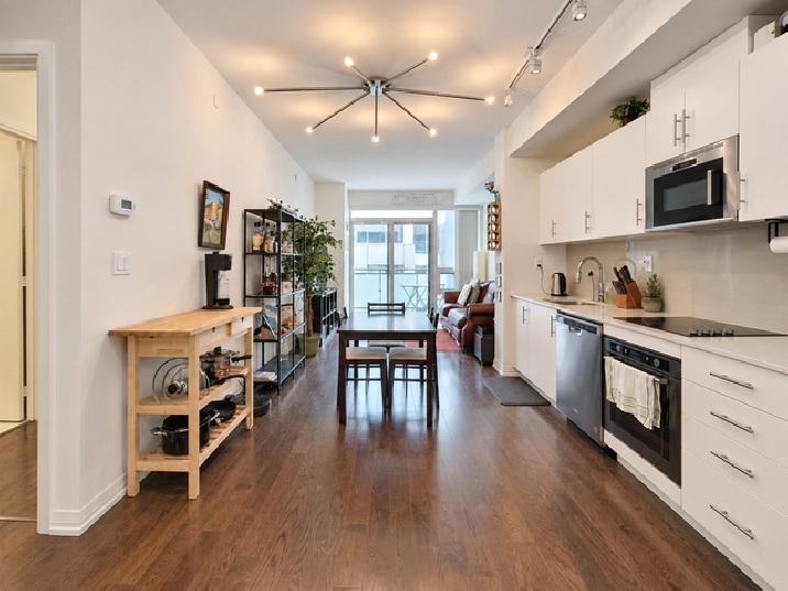 2-Bed, 2-Bath Bright Adelaide Condo  Near St Lawrence Market