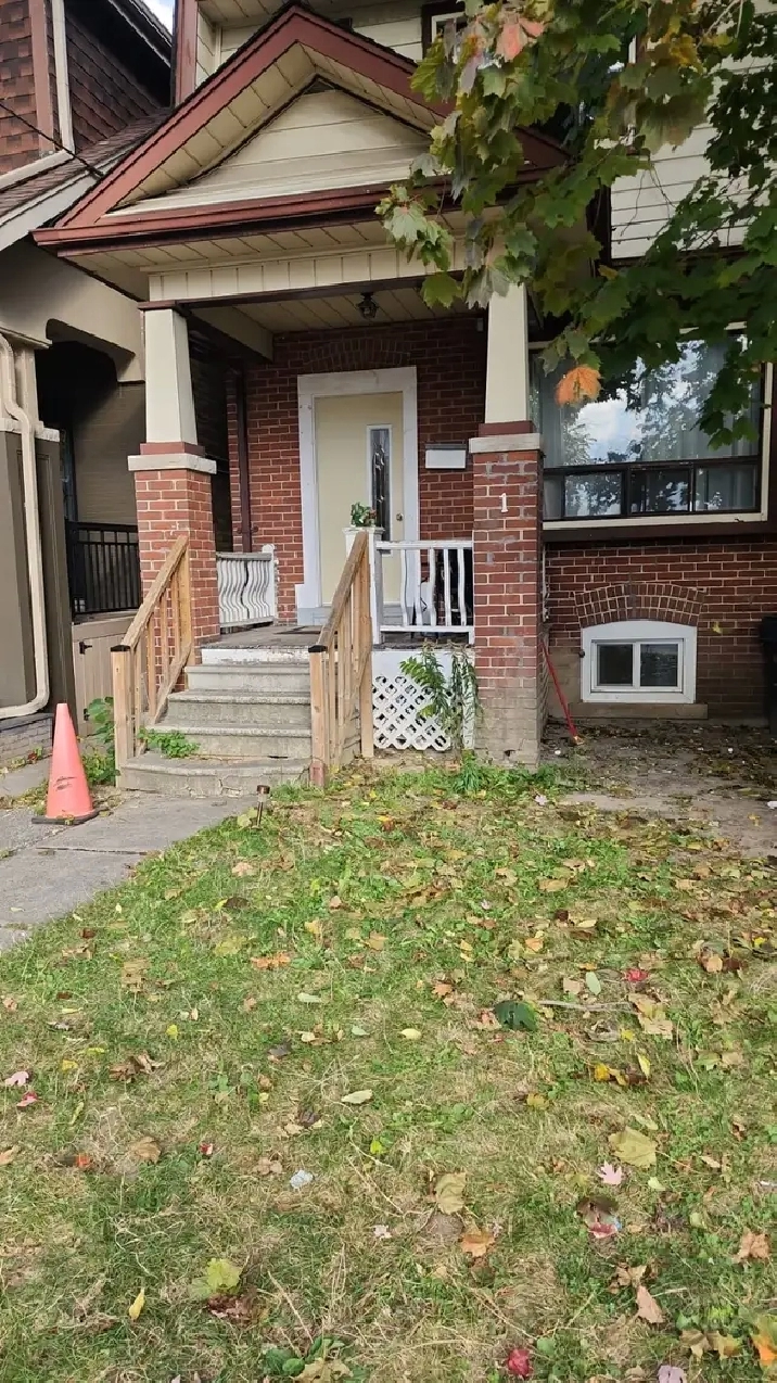 Furnished room utilities internet included, Christie & St. Clair