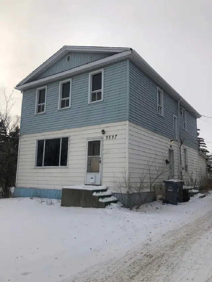 ALL Utilities Included - 3 Bed 1 Bath Located in South Winnipeg!