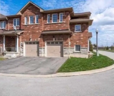 Bright End-Unit Townhome in Seabreeze — 3 Bed / 3 Bath