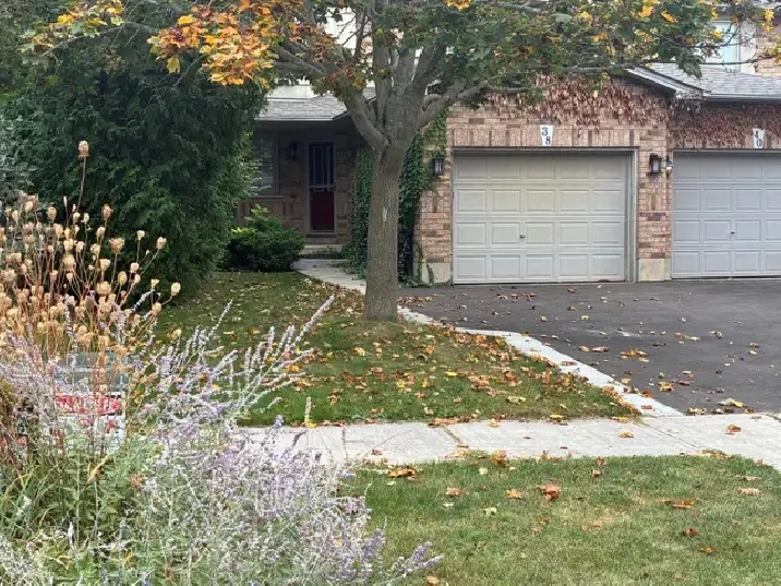 BEAUTIFUL WEST ANCASTER SEMI DETACHED HOME FOR RENT