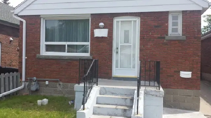 NEAR VICTORIA PARK SUBWAY ONE BEDROOM AVAILABLE IN MAIN FLOOR