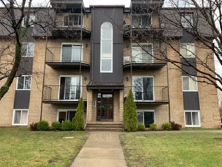 LAPRAIRIE, 4 1/2 style condo RENOVÉ a louer pres services et tra