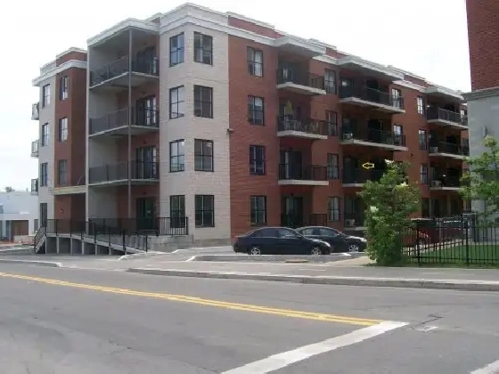 Superbe condo 3 ½ près de la gare de Sainte-Thérèse.