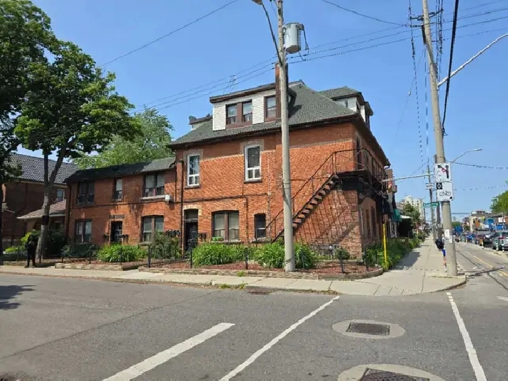 ($1250 fully renovated 1bedroomt on 1st floor apt.)