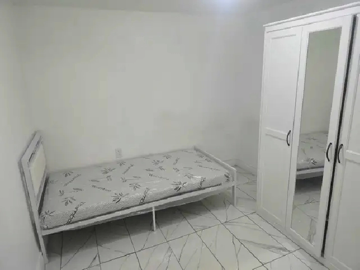 Executive room in basementforrent in Malton.Airport &Morningstar