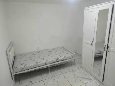 Executive room in basementforrent in Malton.Airport &Morningstar