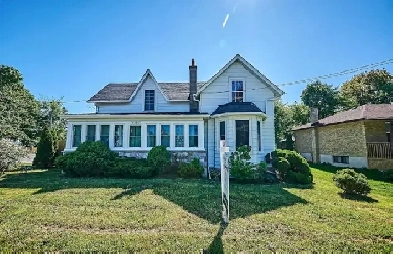 Bright 2-Bed Duplex Apartment with Sunroom  Utilities Included