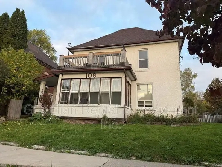 Newly Reno'd 3 Bed, 1 Bath Main Floor - 108 Banning St - $2000/m