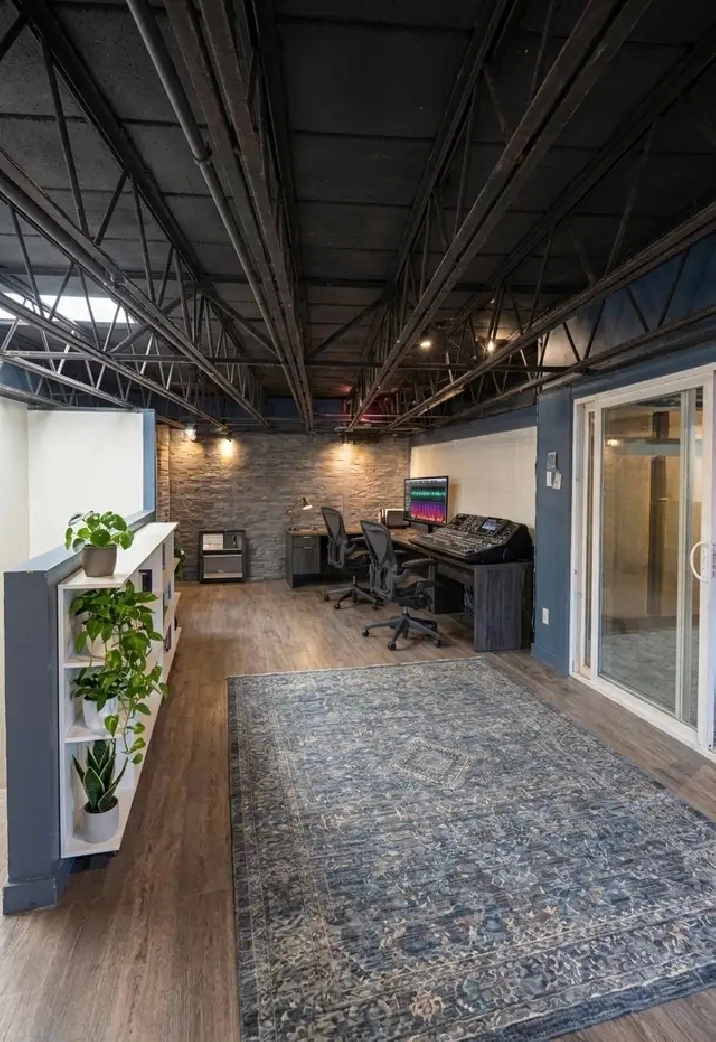 Suite 134-105 – Loft-Style Creative Studio with Private Room
