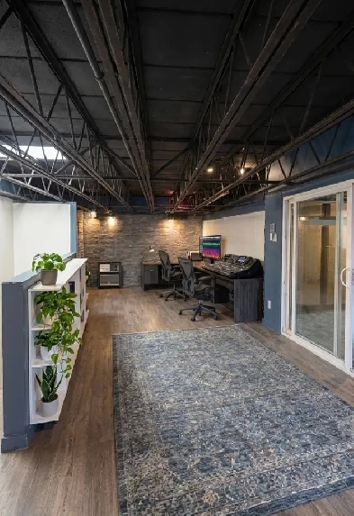 Suite 134-105 – Loft-Style Creative Studio with Private Room