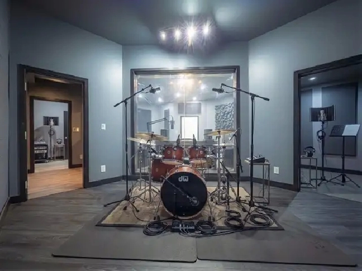 Professional Sound Studio   3 Months Rent Free 259