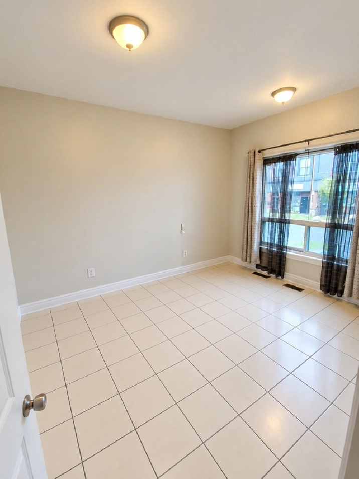 SPACIOUS 800 SQ FT 1-BEDROOM – PARKING, HEAT & LAUNDRY INCLUDED