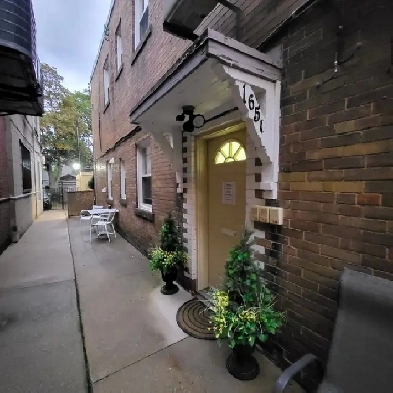 SPACIOUS & BEAUTIFULLY MAINTAINED 2 BEDROOM - APARTMENT, LEASIDE