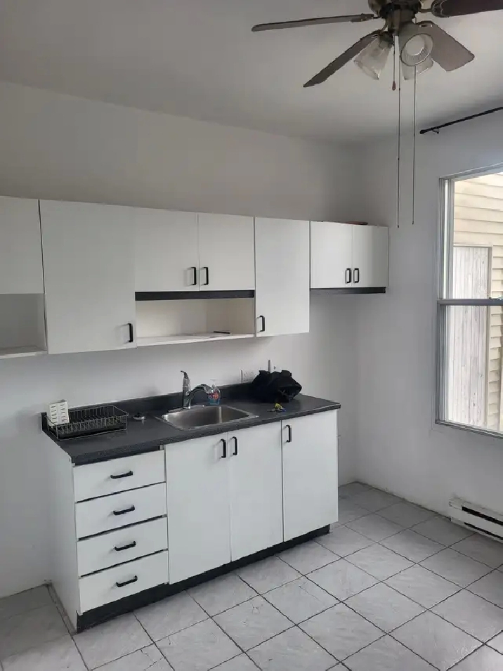 2 1/2 à louer, style petit loft, à Verdun, Métro à 2m.,875$/mois