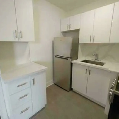 Bachelor apartment, Broadview and Cosburn - ID 4763