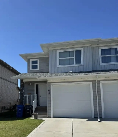 ⭐ONE MONTH FREE⭐ Duplex in Blackfalds with GARAGE and PET FRIEND