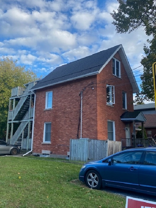 1 bed apt for Dec 1st @ $1700/mth Hintonburg - Parking incl.
