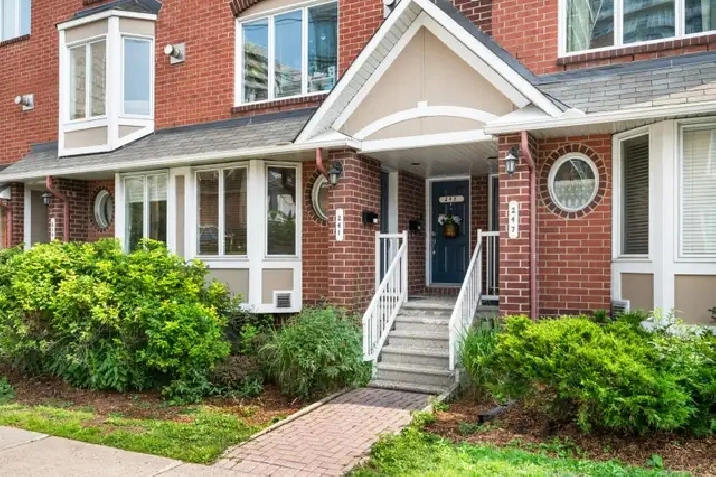 Spacious 2 Level , 2 Bedroom Stacked Townhome - West Centretown
