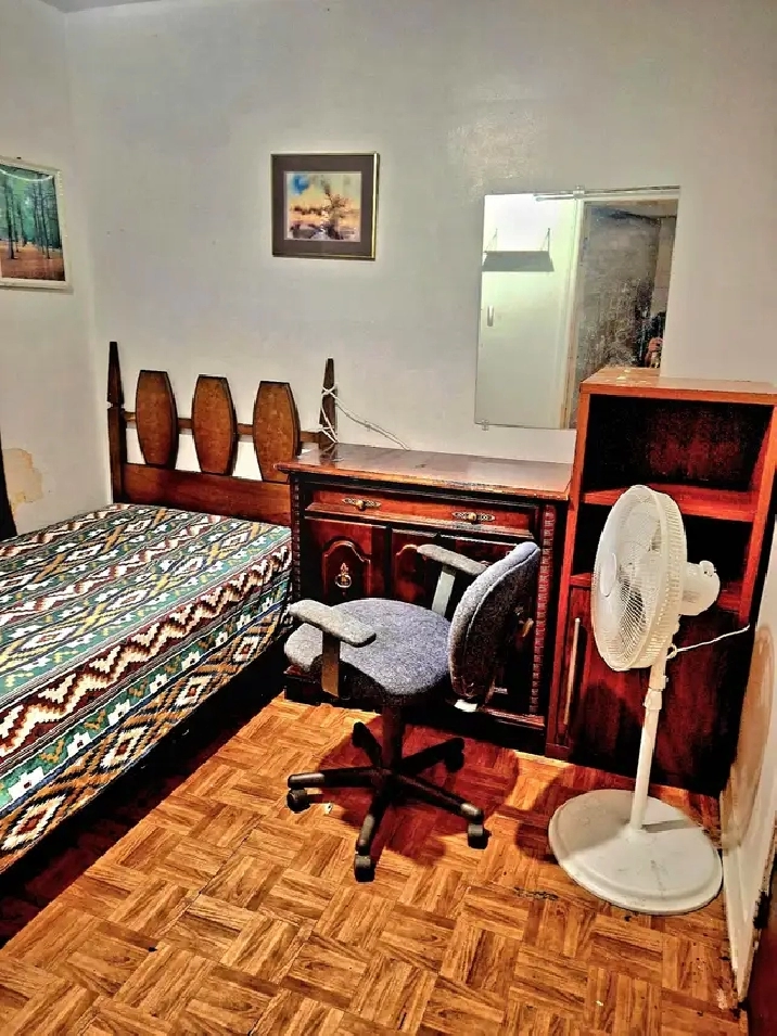 Private Room for Girls ,Metro Frontenac/ PARC/Monk/Saint Michel