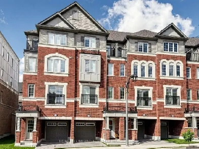 Stunning 3 Bedroom Townhouse in North Oshawa
