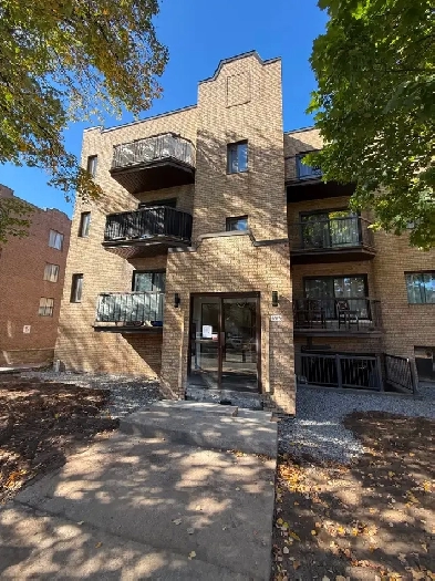 Magnifique 4 1/2 rénové Cartierville, Stationnement Dispo!