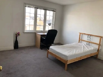 Bright, Clean & Spacious Room for Rent – Available Oct