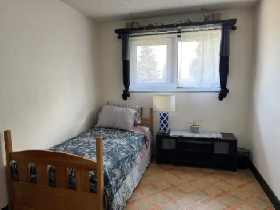 Lawson Heights Room for Rent – Available November 1