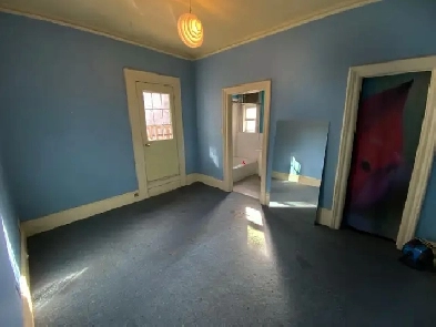 Room for rent Bathurst/Dundas, private bathroom, large balcony