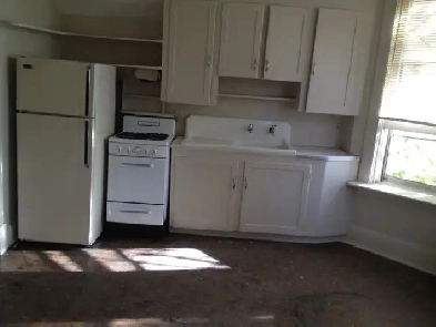 Larger 1BR upfloor suite c/w all utilities @ east side Downtown