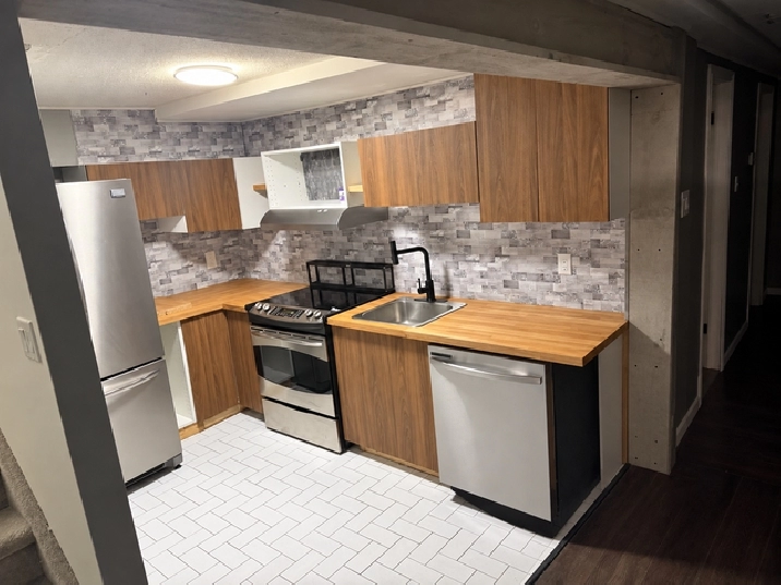 1975$ 3 bedroom November 1st